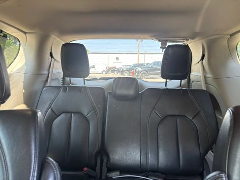 Used 2022 Chrysler Pacifica Touring-L FWD image 12