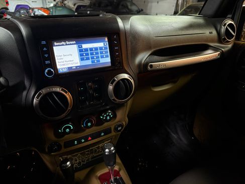 Used 2018 Jeep Wrangler Unlimited Rubicon w/ Dual Top Group AWD/4WD image 16