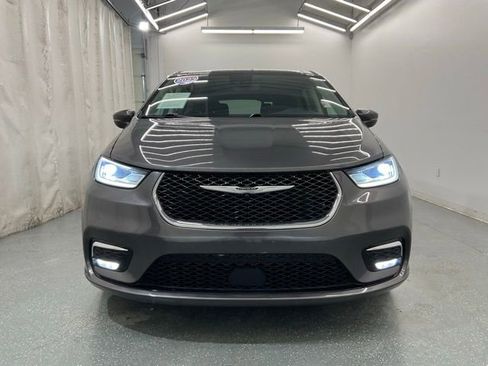 Used 2023 Chrysler Pacifica Touring-L FWD image 3