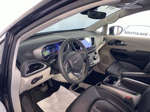 Used 2024 Chrysler Pacifica Select image 11