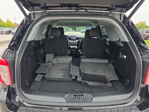 Used 2022 Ford Explorer XLT w/ Equipment Group 202A image 16