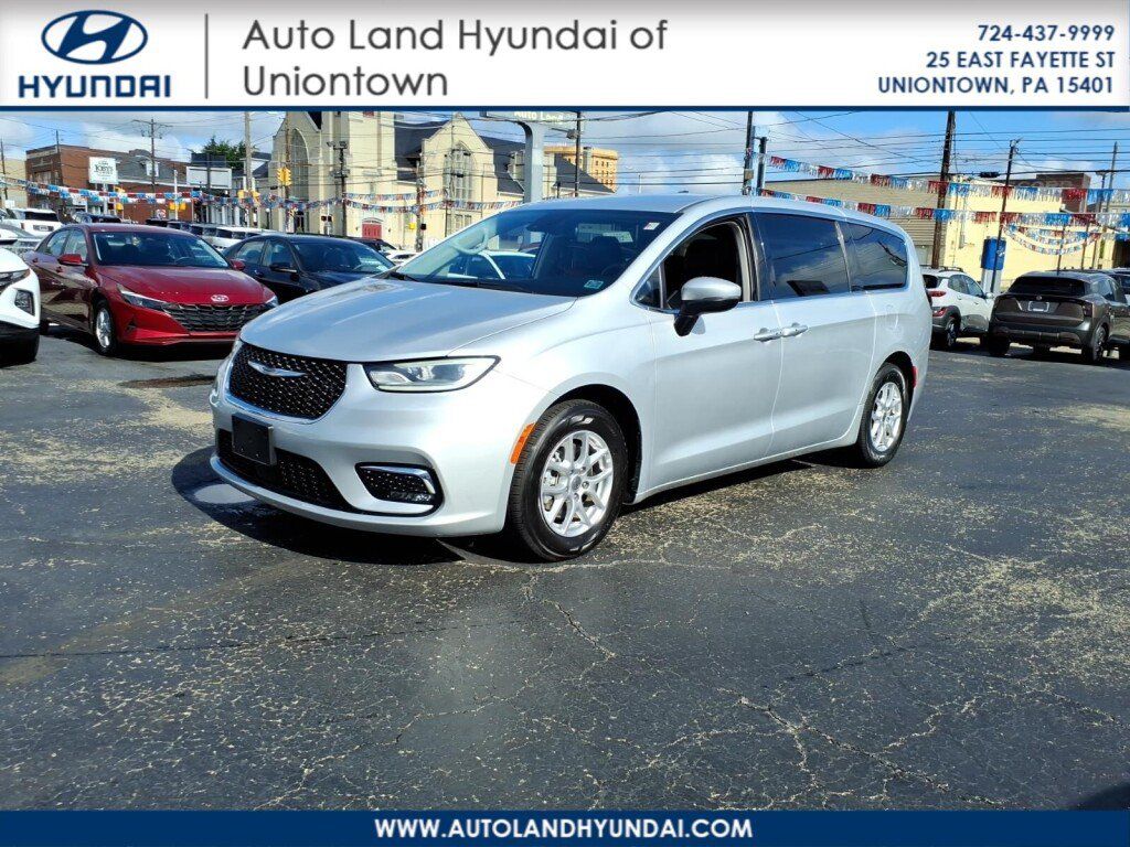 Used 2023 Chrysler Pacifica Touring-L FWD image 1