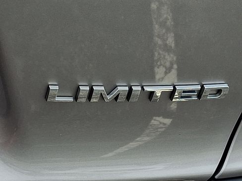 Used 2022 Jeep Cherokee Limited w/ Elite Package AWD/4WD image 35
