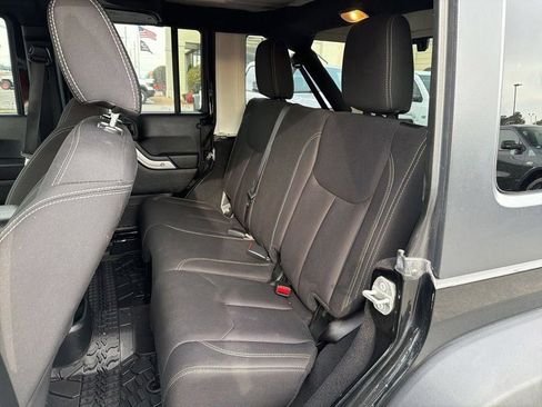 Used 2018 Jeep Wrangler Unlimited Rubicon w/ Connectivity Group AWD/4WD image 19