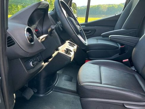 Used 2022 Mercedes-Benz Sprinter 4500 image 6
