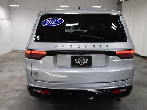 Used 2025 Jeep Wagoneer Series II w/ 8-Passenger Seating Package AWD/4WD image 8