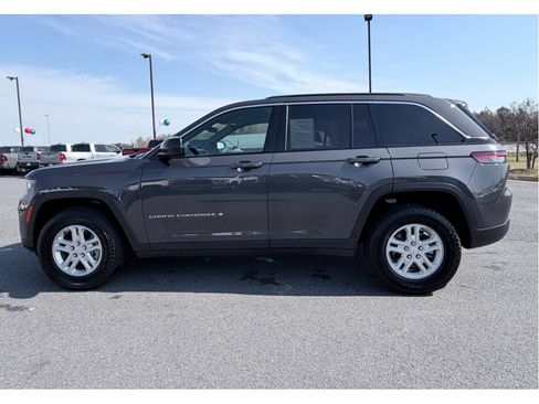 Used 2025 Jeep Grand Cherokee Laredo image 5