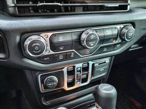 Certified 2025 Jeep Gladiator Mojave AWD/4WD image 14
