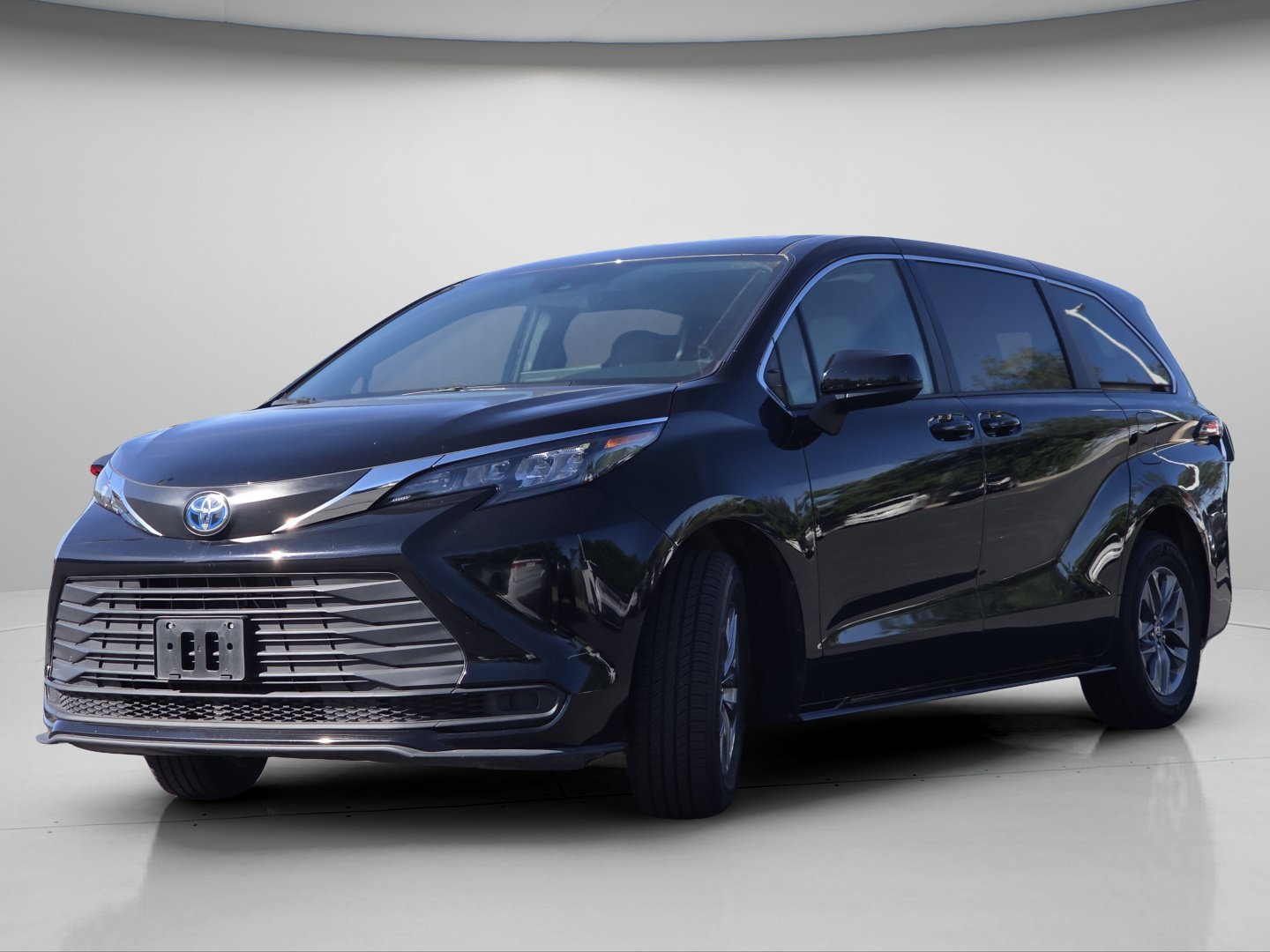 Used 2025 Toyota Sienna LE FWD image 17