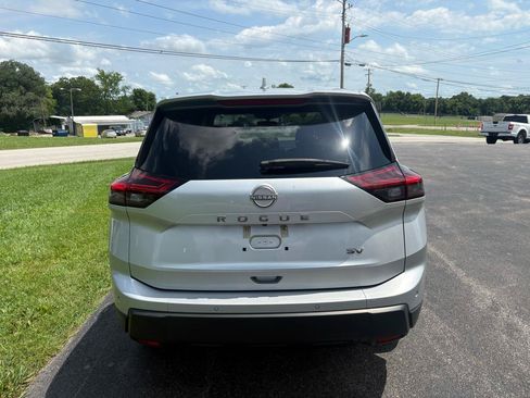 Used 2024 Nissan Rogue SV FWD image 3