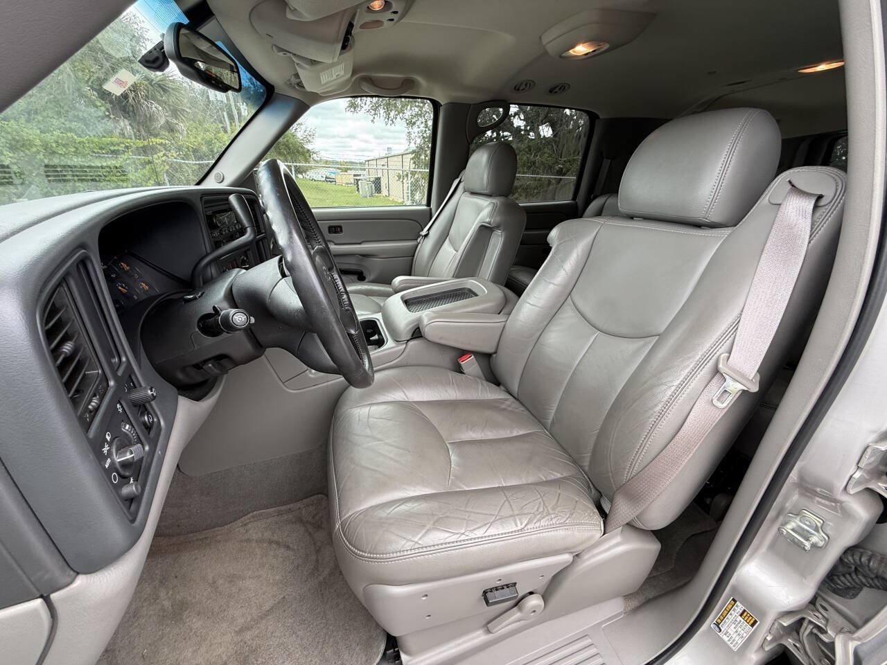 Used 2004 Chevrolet Suburban LS w/ Preferred Equipment Group RWD image 2