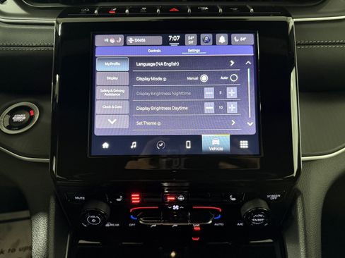 New 2025 Jeep Grand Cherokee L Laredo image 32