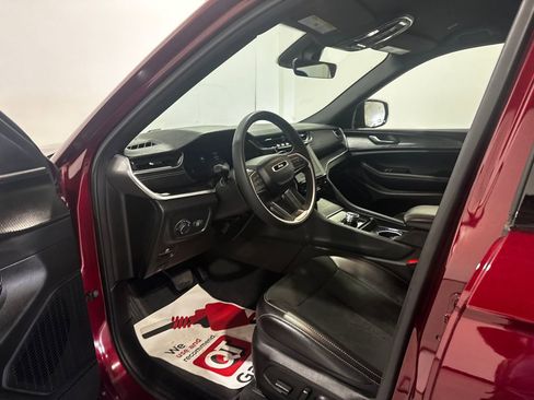 Used 2025 Jeep Grand Cherokee Altitude image 16