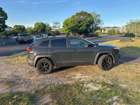Used 2017 Jeep Cherokee Trailhawk w/ Cold Weather Group AWD/4WD image 2