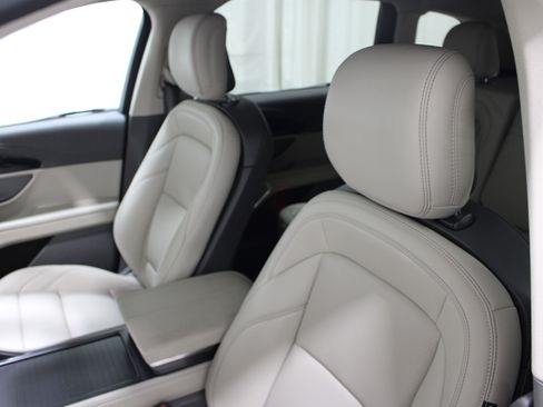 Used 2025 Lincoln Nautilus Premier AWD/4WD image 4