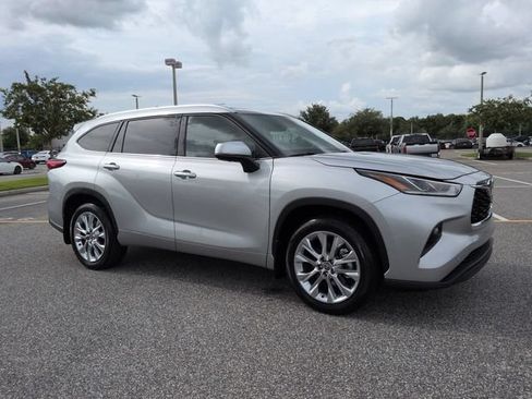 Certified 2023 Toyota Highlander Limited FWD image 1