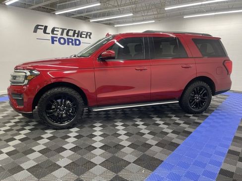 Used 2022 Ford Expedition XLT image 3