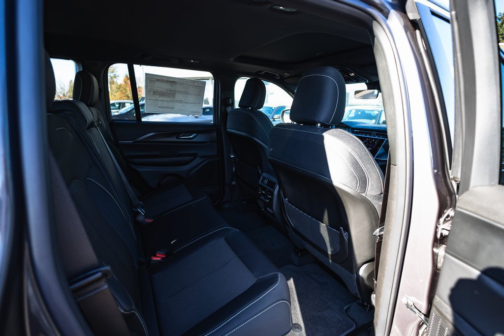 New 2025 Jeep Grand Cherokee Laredo X w/ Trailer Tow Package AWD/4WD image 31