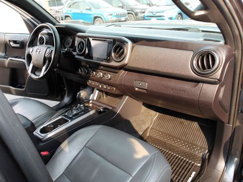 Used 2019 Toyota Tacoma TRD Off-Road AWD/4WD image 13