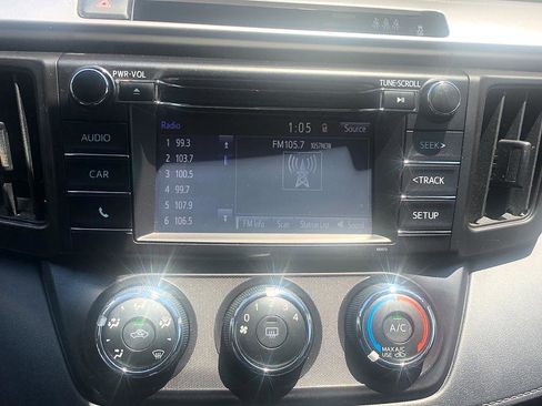 Used 2017 Toyota RAV4 LE FWD image 15