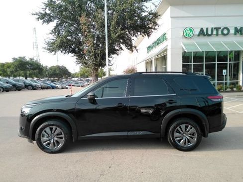 Used 2025 Nissan Pathfinder SV FWD image 10