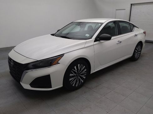 Used 2024 Nissan Altima 2.5 SV image 2