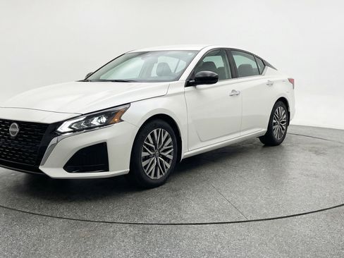 Used 2025 Nissan Altima 2.5 SV image 3