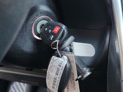Used 2016 Toyota Camry SE FWD image 18
