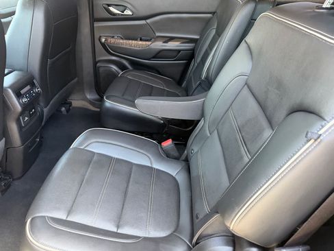 Used 2022 GMC Acadia Denali w/ Denali Ultimate Package FWD image 13