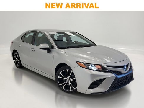 Used 2018 Toyota Camry SE FWD image 1