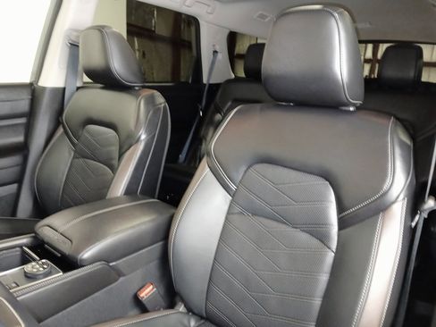 Used 2024 Nissan Pathfinder Platinum w/ Cargo Package image 11