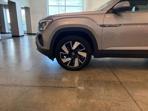 Used 2025 Volkswagen Atlas Cross Sport SE image 10