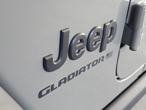 Used 2023 Jeep Gladiator Sport AWD/4WD image 5