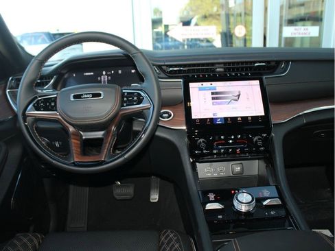 New 2025 Jeep Grand Cherokee Summit image 28
