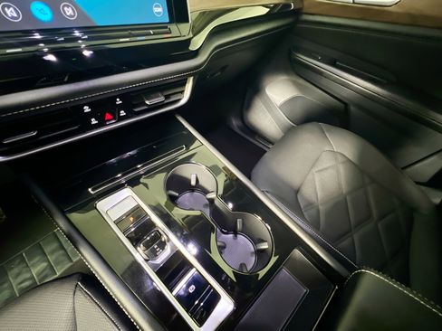 Used 2024 Volkswagen Atlas SE image 26