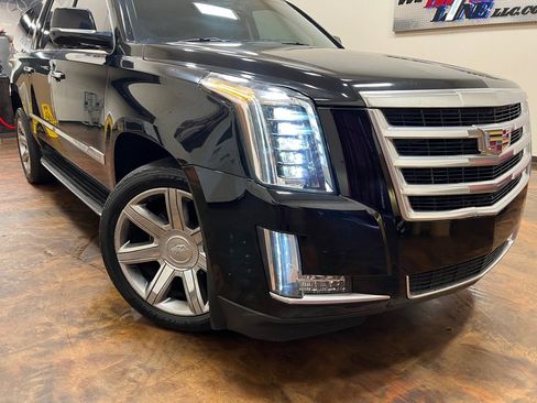 Used 2015 Cadillac Escalade ESV Luxury image 38