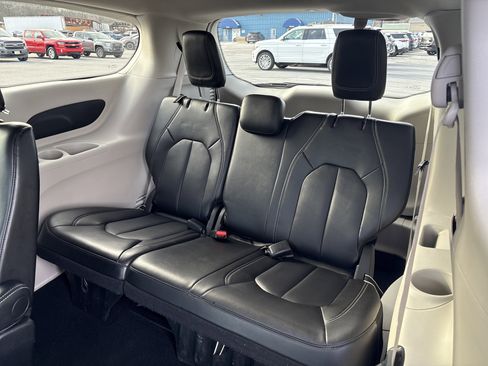 Used 2024 Chrysler Pacifica Touring-L image 14
