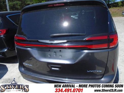 Used 2023 Chrysler Pacifica Limited FWD image 5