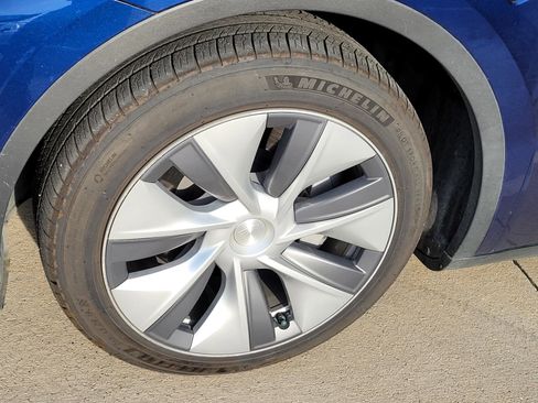 Used 2023 Tesla Model Y Long Range AWD/4WD image 2