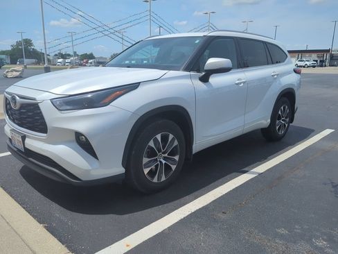 Used 2022 Toyota Highlander XLE AWD/4WD image 2