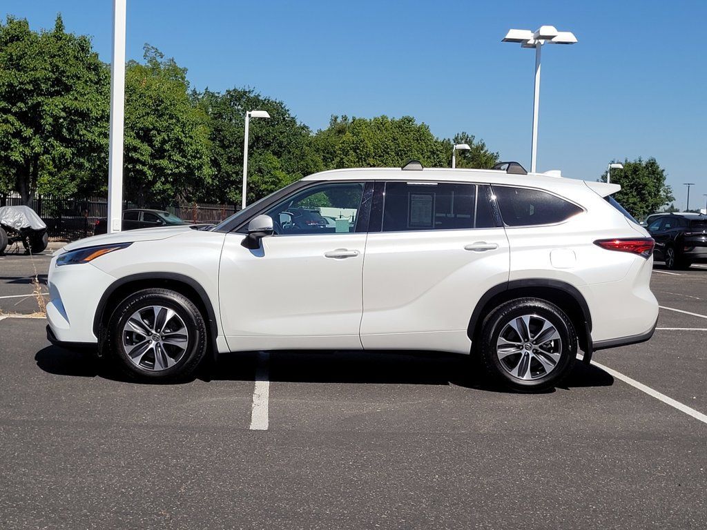 Used 2022 Toyota Highlander XLE AWD/4WD image 9