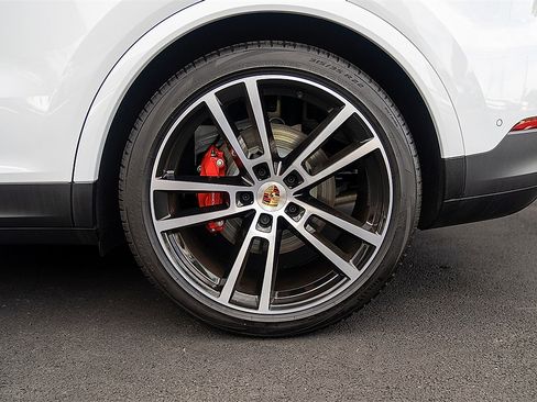 Used 2025 Porsche Cayenne S AWD/4WD image 25