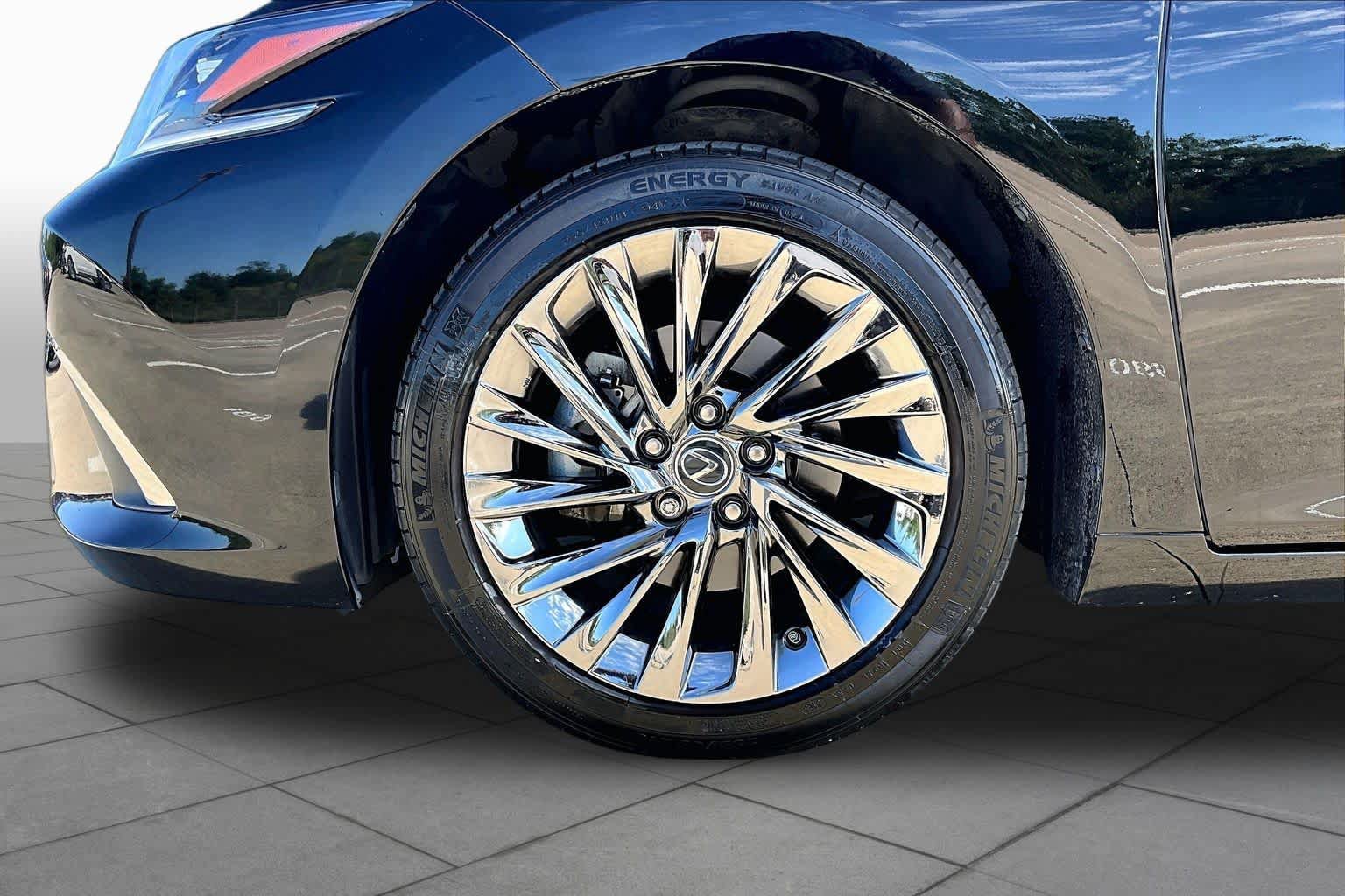 Used 2024 Lexus ES 350 Ultra Luxury w/ Accessory Package (Z2) FWD image 11