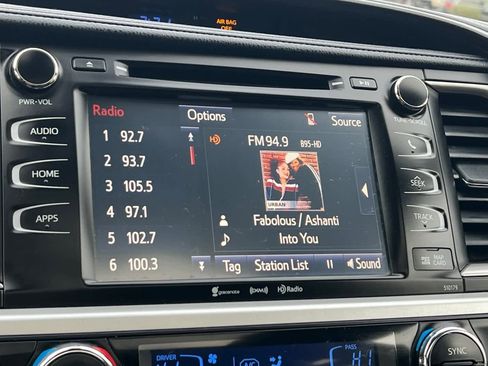 Used 2017 Toyota Highlander SE image 23