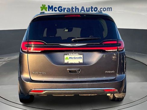 Used 2022 Chrysler Pacifica Touring-L image 5
