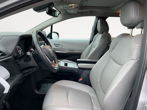 Used 2025 Toyota Sienna XLE image 13