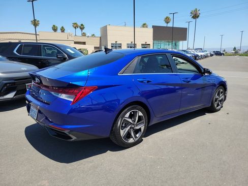 Used 2022 Hyundai Elantra SEL w/ Convenience + Premium Package FWD image 4
