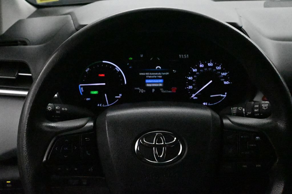 Used 2025 Toyota Sienna LE AWD/4WD image 9