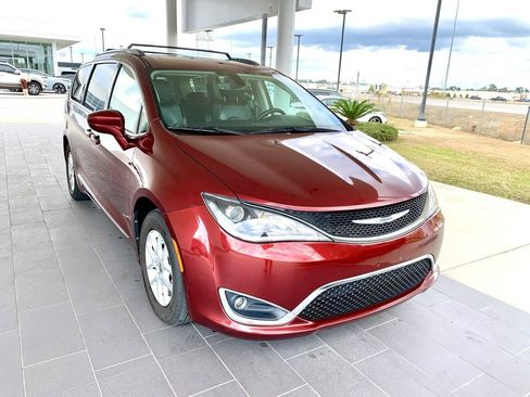 Used 2020 Chrysler Pacifica Touring-L image 3
