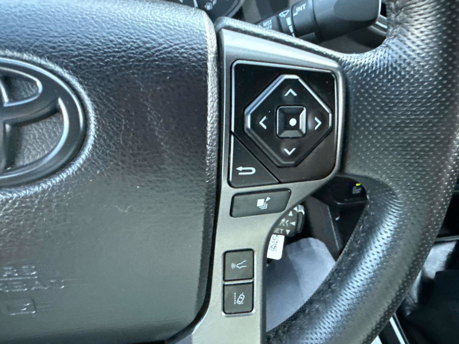 Used 2021 Toyota Tacoma TRD Off-Road w/ Technology Package AWD/4WD image 25